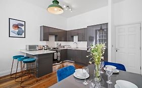 Stunning Abode - Sleeps 10 - Parking